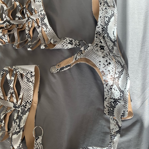 Thigh high snake print strapped sandals - Picture 2 of 3